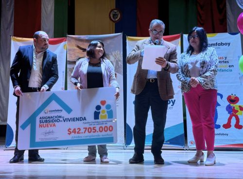Comfaboy entrega subsidios de vivienda y suplementos nutricionales en Sogamoso