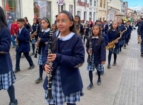 Colegio Comfaboy celebra el cumpleaños de Tunja con desfile y banda estudiantil